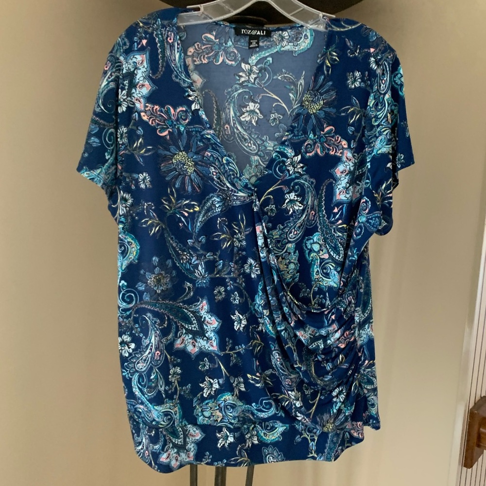 Roz & Ali V-neck Plus Top